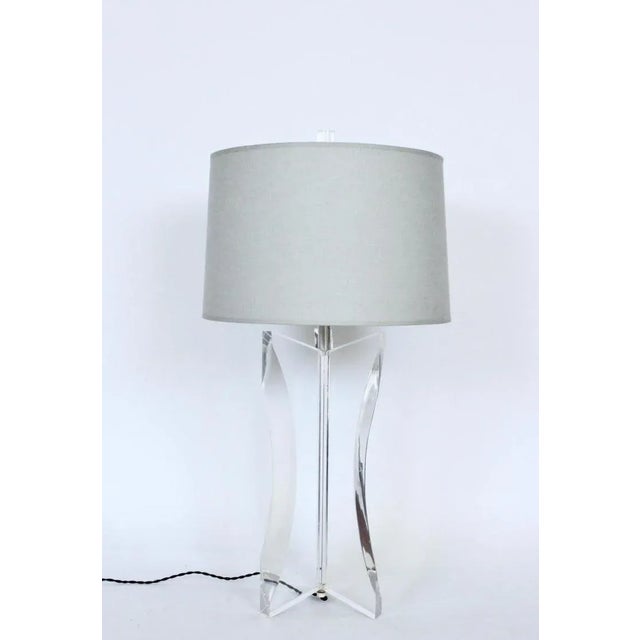1970s Tall Herbert Ritts Astrolite Clear Lucite "Tri Fin" Table Lamp For Sale - Image 6 of 13