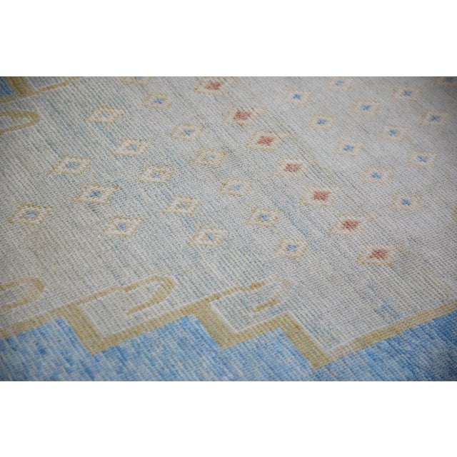 This modern Turkish Oushak rug is a stunning piece of art that has been handwoven using traditional techniques by skilled...