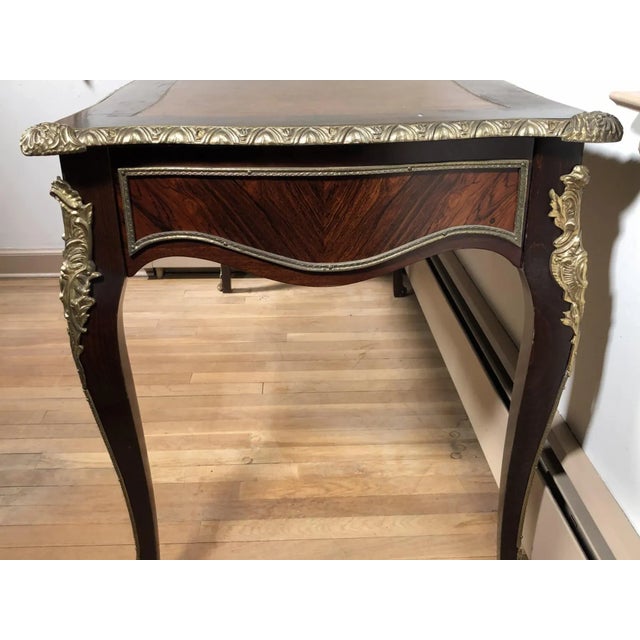 Early 20th Century Louis XV Style French Kingwood Bronze-Mounted Leather-Top Bureau Plat Writing Desk For Sale In New York - Image 6 of 13