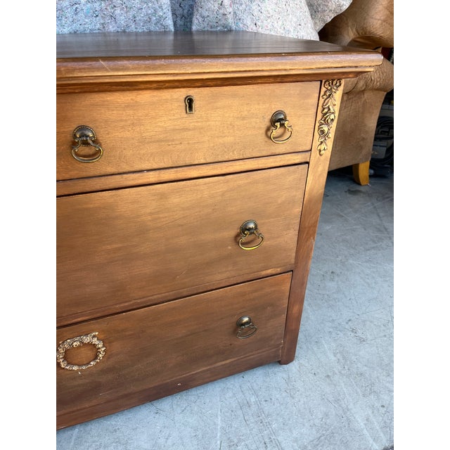 Vintage Federalist Style Chest of Drawers Dresser For Sale - Image 4 of 12