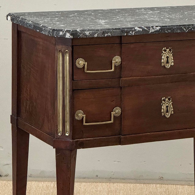 Wood 19th Century French Louis XVI Directoire Mahogany Marble Top Commode With Brass Accents For Sale - Image 7 of 18