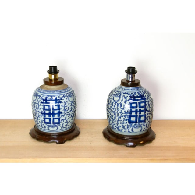 Chinese Pair of Vintage Blue & White Ginger Table Lamp For Sale - Image 3 of 9