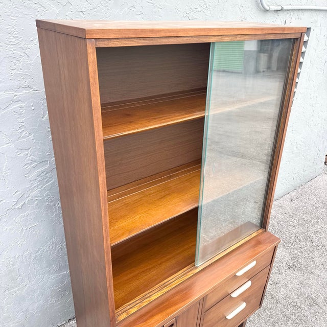Wood Mid Century Modern Walnuts Laminate Top China/Display Cabinet by Stanley Furniture For Sale - Image 7 of 12