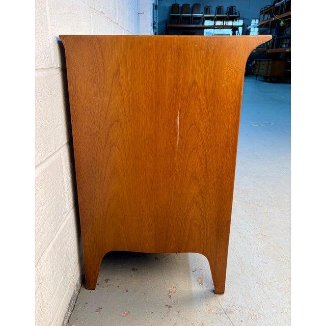 Mid-Century Walnut "Profile" Series Dresser by Drexel For Sale In New York - Image 6 of 18