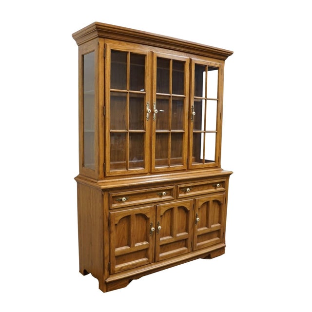 American Thomasville Furniture / Huntley Homecoming Collection Solid Oak Rustic Country Style 58" Buffet W. Lighted Display China Cabinet 43821-120 / 43821-320 For Sale - Image 3 of 15