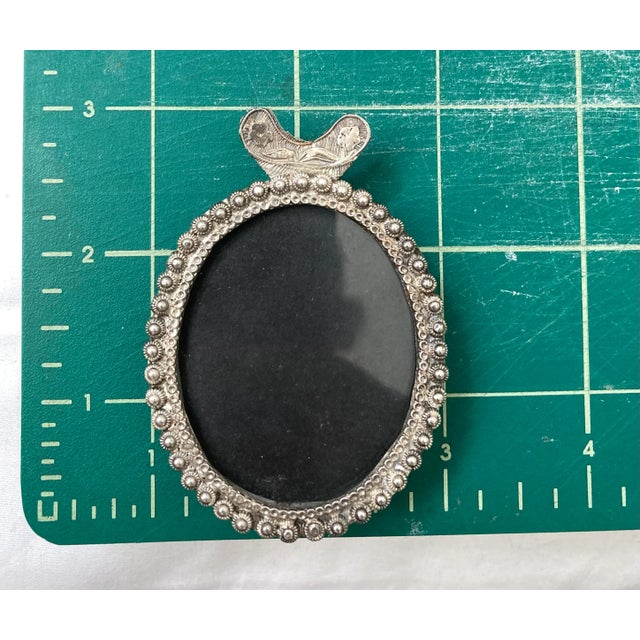1990s Vintage Silver Pearl Motif Oval Mini Picture Frame For Sale - Image 5 of 7