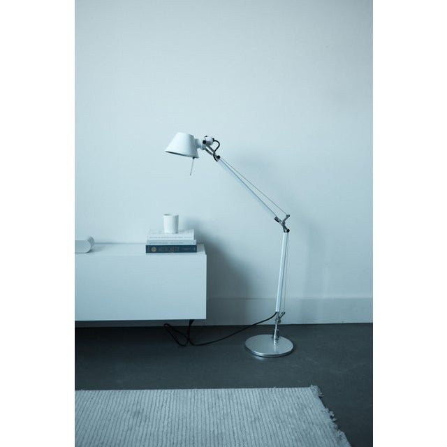 Mid-Century Modern Artemide Tolomeo Classic Table Lamp Michele De Lucchi Italy - Standard Size - White For Sale - Image 3 of 4