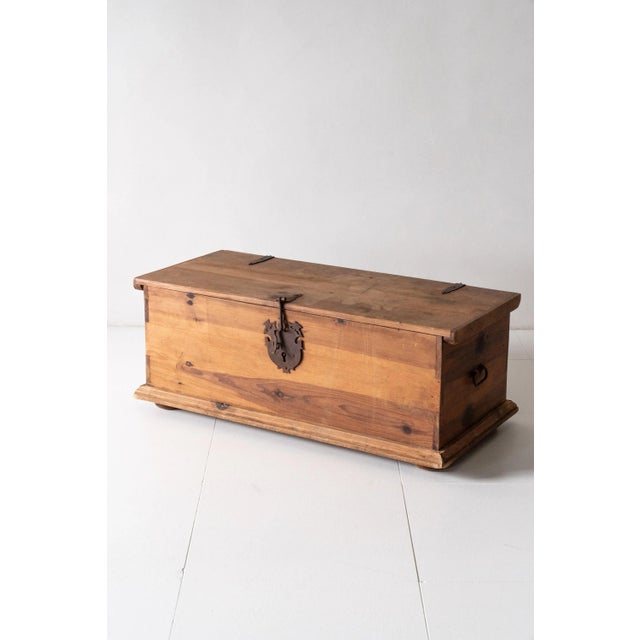 Brown 1950s Vintage Mexican Trunk For Sale - Image 8 of 8