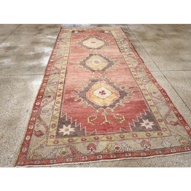 Gray Galerie Shabab Collection Mid-20th Century Turkish Anatolian Gallery Rug For Sale - Image 8 of 10