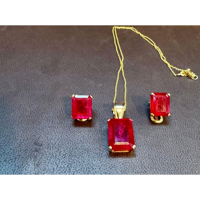 24 Carat Cushion Cut Treated Ruby Earring & Pendant Set 14 Kt Yellow Gold Chain For Sale - Image 4 of 8