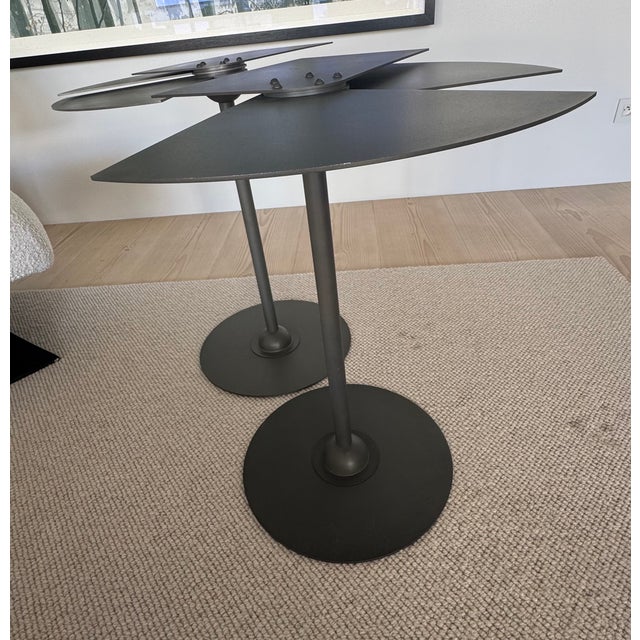 Ensemble acheté en salle des ventes avec facture, provenance pierre bergé & associés. les 2 tables présentent une patine...