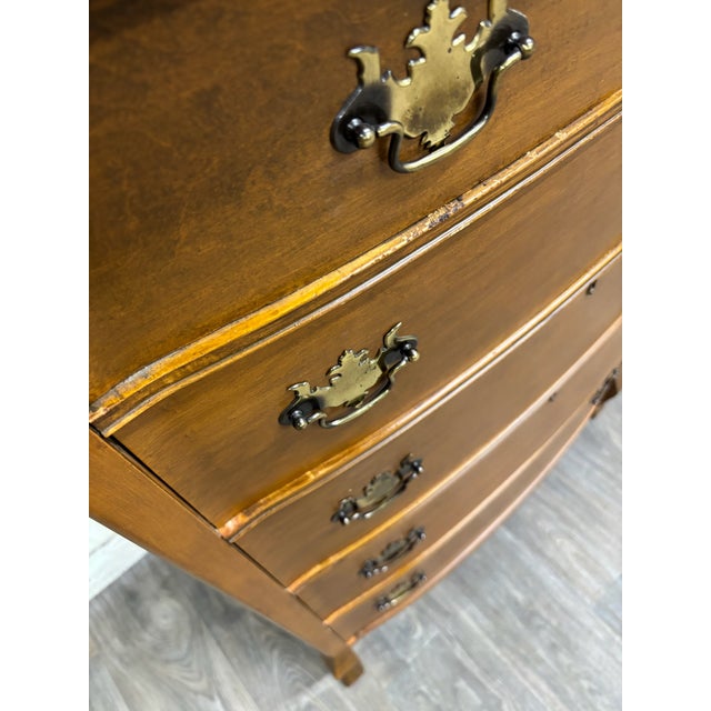 Antique American Federal Bowfront Chest of Drawers For Sale - Image 12 of 14
