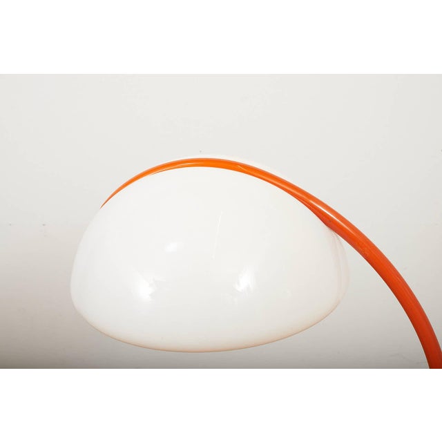 Serpente Floor Lamp in Orange Lacquered Metal by Elio Martinelli for Martinelli Luce, 1965 For Sale - Image 5 of 11