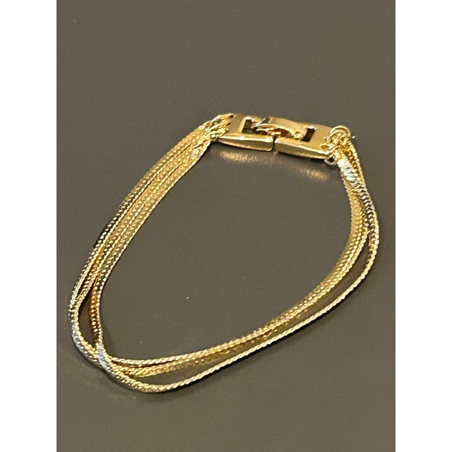 Metal Vintage Monet Gold-Tone Multi-Strand Flat Weave Chain Bracelet – Iconic 1970s/1980s Statement Jewelry For Sale - Image 7 of 13
