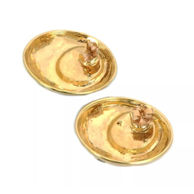 Contemporary Woman Cameo Large Fancy 18k Yellow Gold Dome Earrings, 2 Pieces For Sale - Image 3 of 5