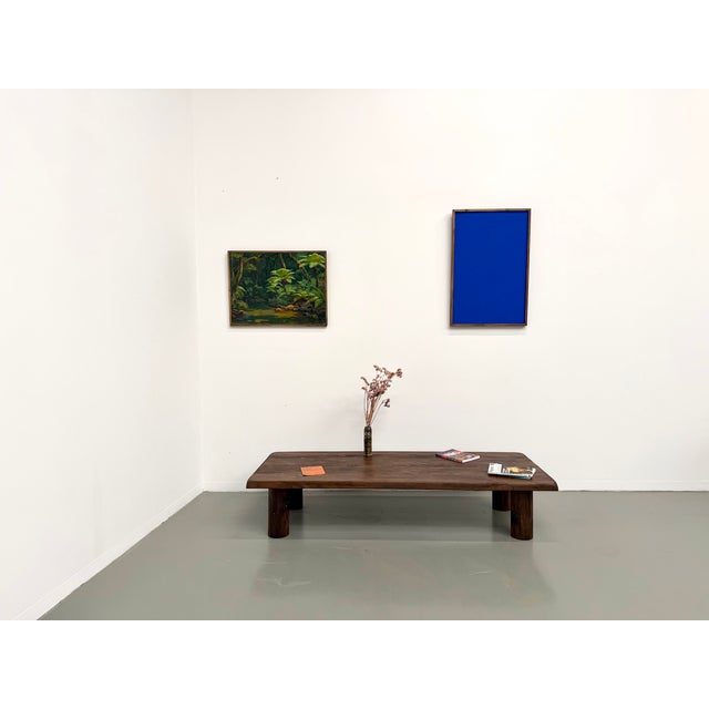 Maison Lecan presents this solid elm coffee table from the 1970s, a piece with a direct and assertive character...