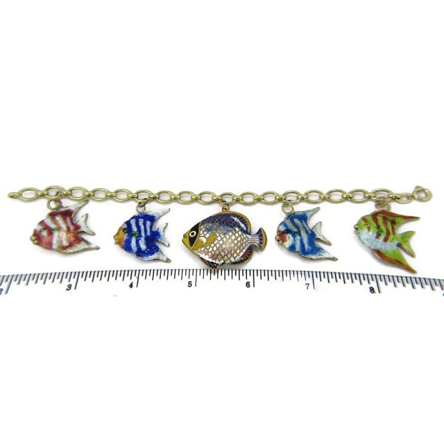 Mid 20th Century Multi-Color Enamel 5 Fish 14k Yellow Gold Charms Chain Bracelet For Sale In Miami - Image 6 of 7