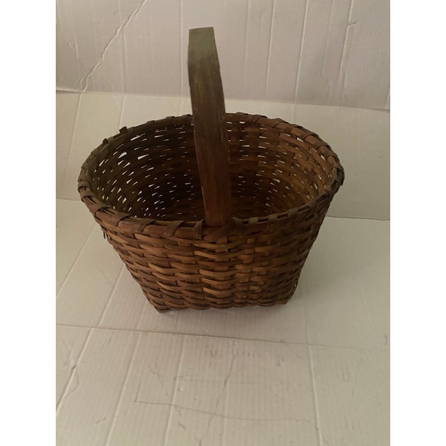 19th Century Traditional Hand-Woven Northeastern American Wood Splint Gathering Basket. For Sale In Miami - Image 6 of 11