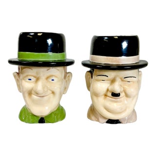 1977 Vintage Americana Pop Culture Folk Art Laurel and Hardy Beer Mugs - Set of 2 For Sale