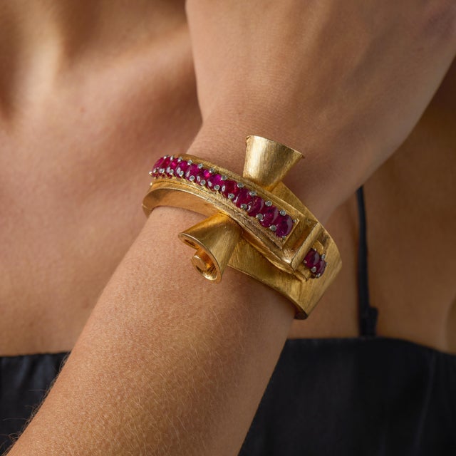 1940s 1940s Trabert & Hoeffer Mauboussin Retro 17.50 Carat Ruby Diamond 14k Gold Bangle For Sale - Image 5 of 6