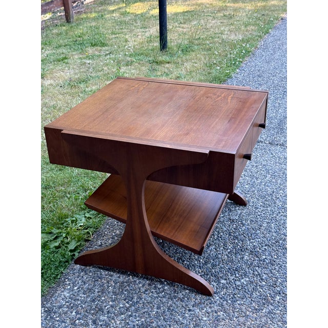 Mid-Century Modern Sculpted Kroehler Walnut 1960's Side table Sculptural Walnut Side Table with Magazine Shelf 1960s...