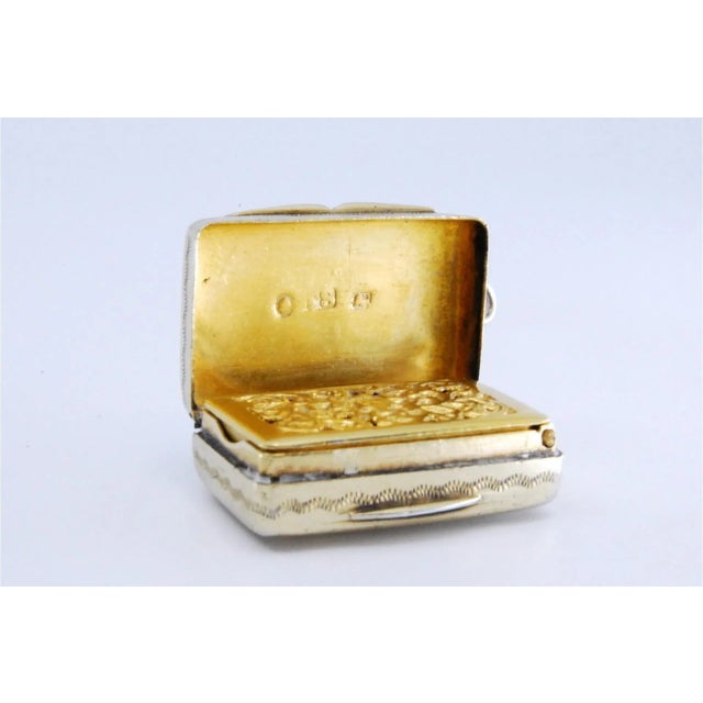 Gold George IV Silver and Gold Vinaigrette Box with Lid Engraving For Sale - Image 8 of 11