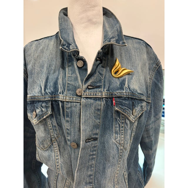 Vintage 1980s Sculptural Tulip Gold Tone Brooch Description This vintage gold tone brooch features a stylized tulip form...