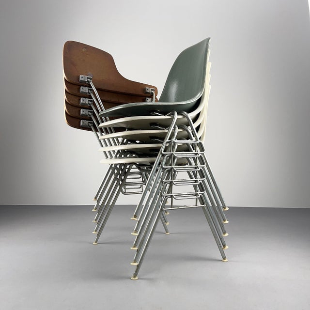 A rare and very early model from Herman Miller, the exact model designation of the chair is DSS-TA. The chairs are...
