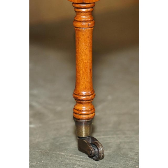 Flamed Mahogany Side Table with Butlers Serving Tray from Bradley Furniture, 1980s For Sale - Image 10 of 18