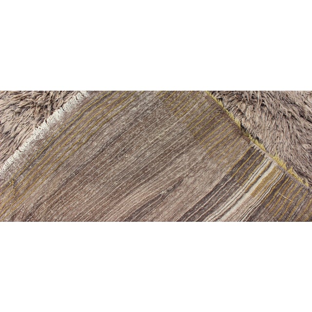 Mid 20th Century Modern Vintage Turkish Tulu Rug With Open Field in Gray and Cream/Yellow For Sale In Atlanta - Image 6 of 7