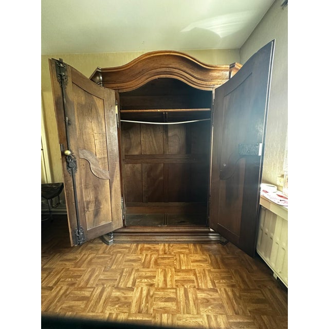 A beautiful Alsatian wardrobe in solid walnut dating from the second half of the 18th century. It is distinguished by its...