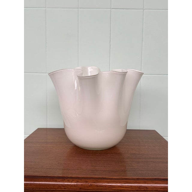 The Fazzoletto vase in Murano glass is famous for its sinuous shape, reminiscent of a handkerchief blowing in the wind....