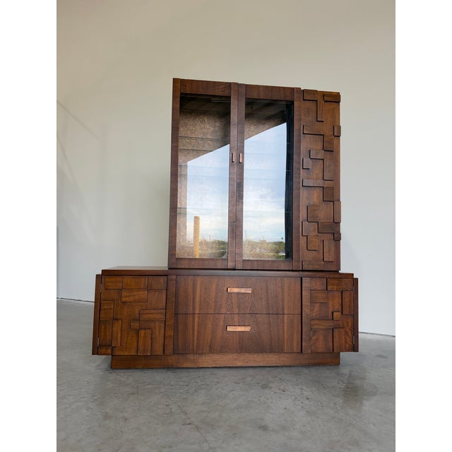 Mid Century Brutalist Lane Staccato 2 piece China Hutch c.1970’s. Upper display cabinet with glass doors and 3 interior...