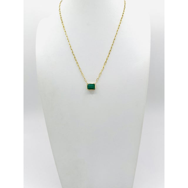 Emerald in Emerald Cut Bezel Paperclip Necklace in 14k Yellow Gold For Sale - Image 4 of 7