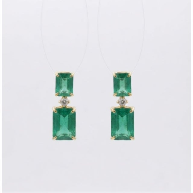 2020s Natural 4.57cts Emerald & 0.08cts Diamond Earring in 14k Gold For Sale - Image 5 of 8