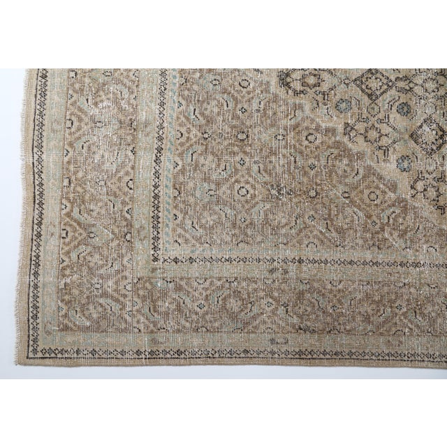 Art Deco Oversized Antique Persian Kaskay Rug – Intricate Lattice Design in Soft Neutrals 9' 5'' X 12 ' 11'' For Sale - Image 3 of 11