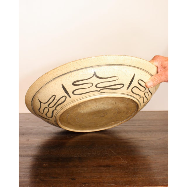 15th Century Northern Thailand Wang Kalong Kiln Ceramic Bowl With Iron Glaze For Sale - Image 4 of 6