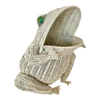 Vintage 70’s White Wicker Frog Basket For Sale