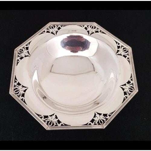 George V Sterling Silver Tazza Fruit Bowl from Walker & Hall, Sheffield, 1927 For Sale - Image 4 of 18