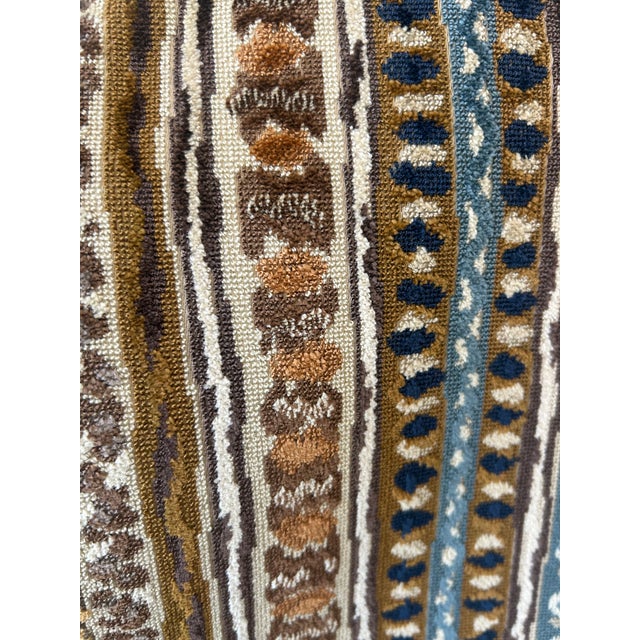 Textile Clarence House "Montague" Epinglé Velvet – 15 Yard Bolt in Brown/Indigo For Sale - Image 7 of 7