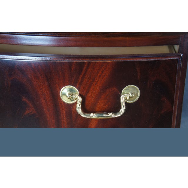 Thomasville 18th Century Flame Mahogany Bow Front Bedside Chests Nightstands, A Pair For Sale - Image 6 of 13