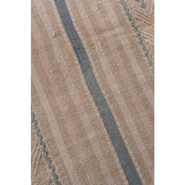 1940s Vintage Circa 1940 Tan Turkish Kilim Flatweave Rug 4ft 8in X 9ft 4in For Sale - Image 5 of 14