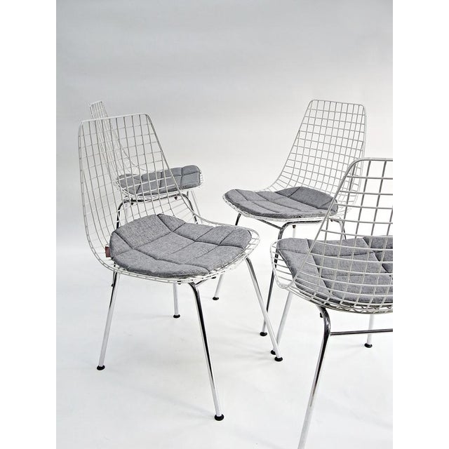 Industrial Wire Chairs in Chrome and White Steel Mesh, Set of 4 For Sale - Image 3 of 18
