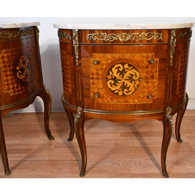 1930s Pair French Louis XV Walnut Satinwood Inlay & Marble Top Nightstands / Small Commodes For Sale - Image 4 of 18