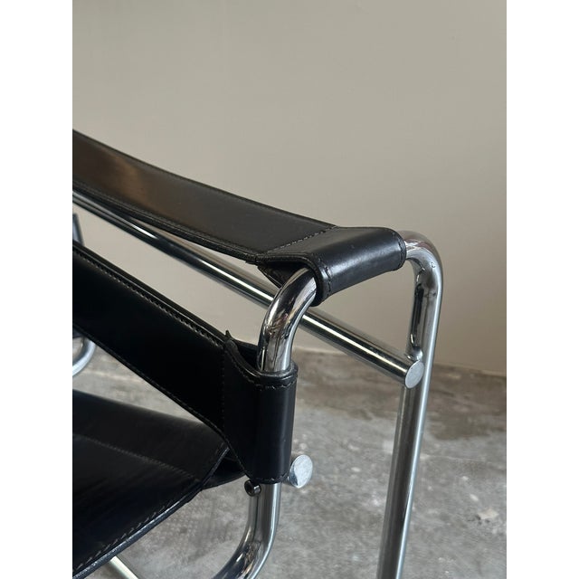 Metal Wassily Armchairs in Black Leather by Marcel Breuer for Gavina, 1970s, Set of 2 For Sale - Image 7 of 15