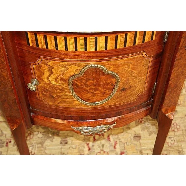 Brown French Louis XV Style Marble Top Burled Inlaid End Table Nightstand Cica 1920 For Sale - Image 8 of 12