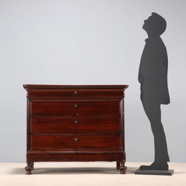 Louis Philippe chest of drawers in walnut and poplar. The front has four drawers, the first of which is in the molded band...