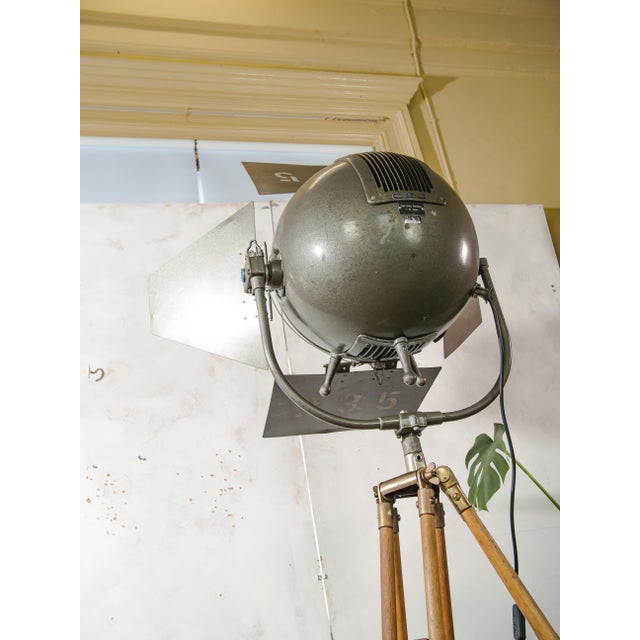 Model 612 The Sputnik Movie Spotlight on Wooden 101 Ama Tripod Floor Lamp by Mole Richardson, 1950s For Sale - Image 12 of 18