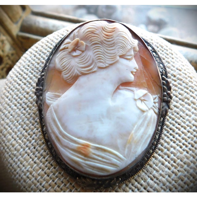 1900 - 1909 Antique Victorian Cameo Oval 10k Gold Woman Profile Brooch Pin Mesh Floral Mounting For Sale - Image 5 of 8