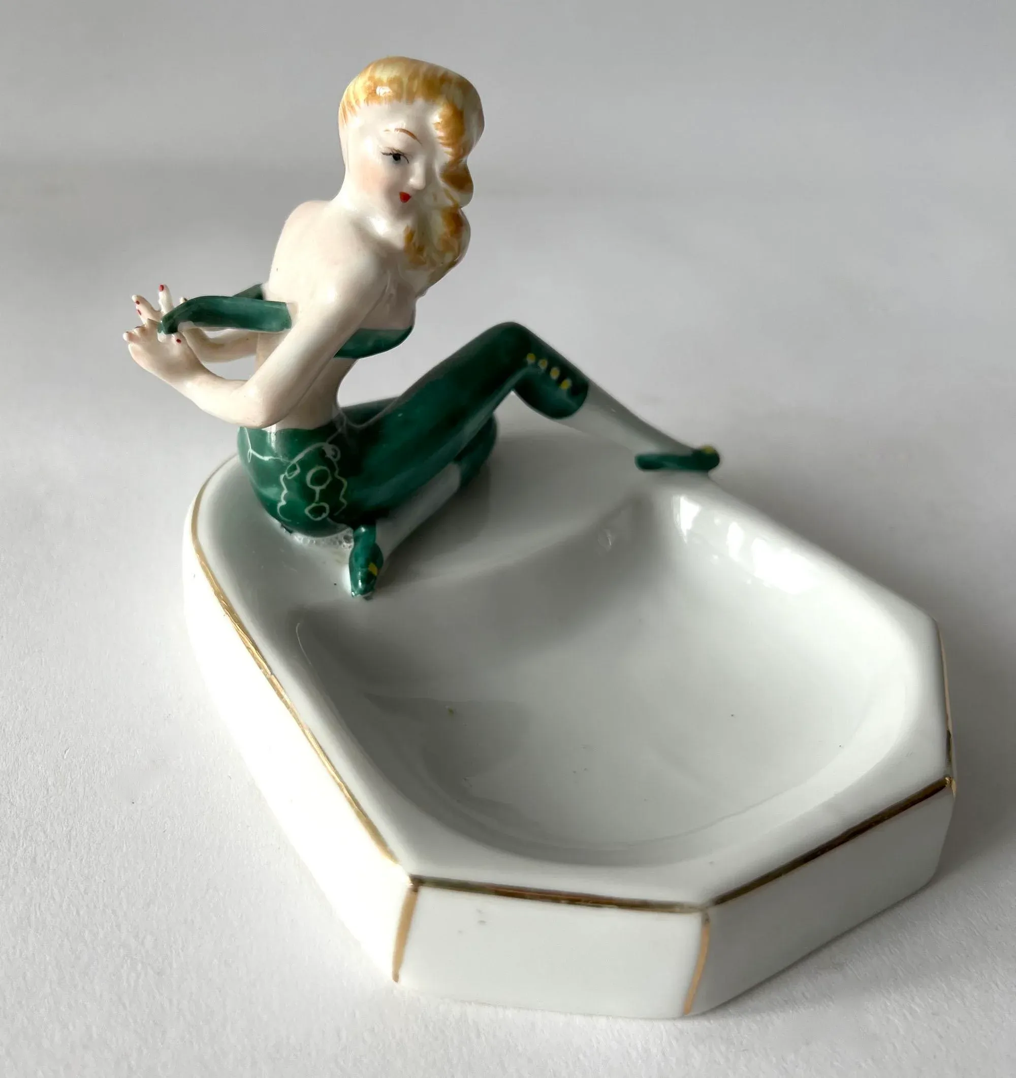 1950s Porcelain Cheesecake Red Headed Pin Up Girl Ashtray Vide
